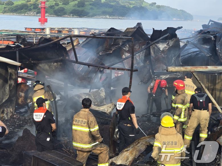 6일 오전 전남 여수시 돌산읍 군내리 앞 약 500미터 해상 가두리양식장에서 화재가 발생해 해경이 진화 중이다.(여수해경 제공. 재판매 및 DB 금지) 2025.9.6/뉴스1