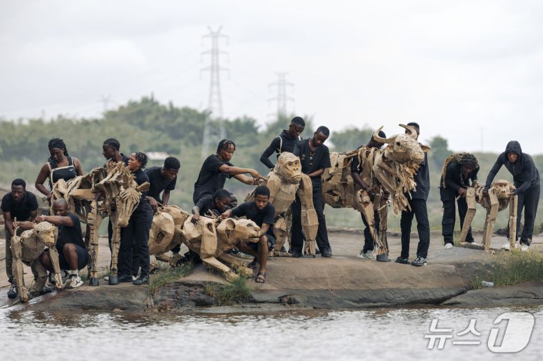 아프리카 콩고에서 기후위기를 경고하는 퍼포먼스를 하고 있는 '무리' 더 허즈(THE HERDS) 팀 ⓒ 뉴스1