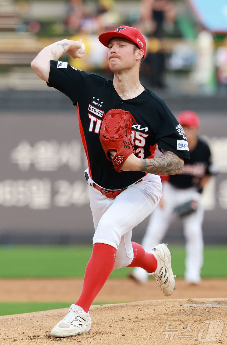 21일 오후 경기 수원 KT위즈파크에서 열린 '2025 신한 SOL뱅크 KBO 리그’ KIA 타이거즈와 kt 위즈의 경기, KIA 선발투수 올러가 1회말 등판해 힘차게 공을 던지고 있다. 2025.5.21/뉴스1 ⓒ News1 김진환 기자