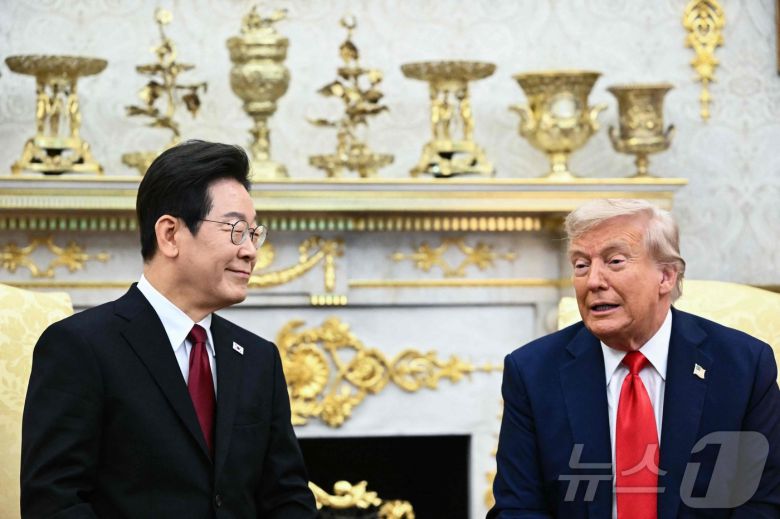 이재명 대통령이 25일(현지시간) 미국 워싱턴 백악관에서 도널드 트럼프 미국 대통령과 한미 정상회담을 하고 있다. ⓒ AFP=뉴스1 ⓒ News1 신웅수 기자