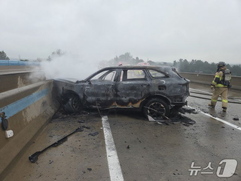 7일 오전 8시 55분쯤 전남 나주시 광주-무안고속도로 29.6㎞ 지점(광주방면)에서 빗길에 미끄러진 승용차의 충격으로 SUV가 가드레일을 들이받고 전소된 모습. (나주소방 제공. 재판매 및 DB 금지)