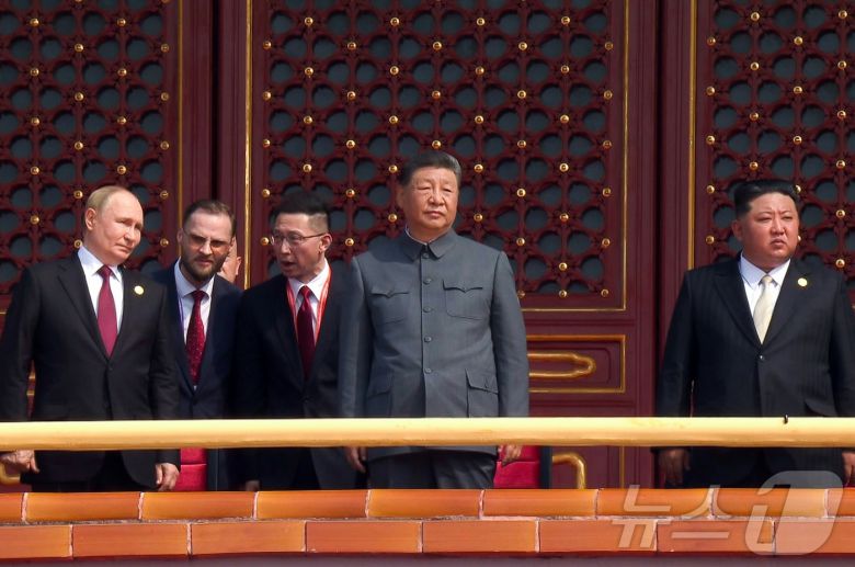 (평양 노동신문=뉴스1) = 지난 3일 중국 베이징 톈안먼 망루에 오른 블라디미르 푸틴 러시아 대통령, 시진핑 중국 국가주석, 김정은 북한 노동당 총비서. (왼쪽부터)  [국내에서만 사용가능. 재배포 금지. DB 금지. For Use Only in the Republic of Korea. Redistribution Prohibited] rodongphoto@news1.kr