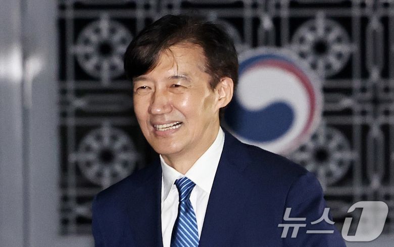 이재명 정부 첫 특별사면·복권 대상에 오른 조국 전 조국혁신당 대표가 15일 새벽 구로구 서울남부구치소를 나서고 있다. 2025.8.15/뉴스1 ⓒ News1 구윤성 기자