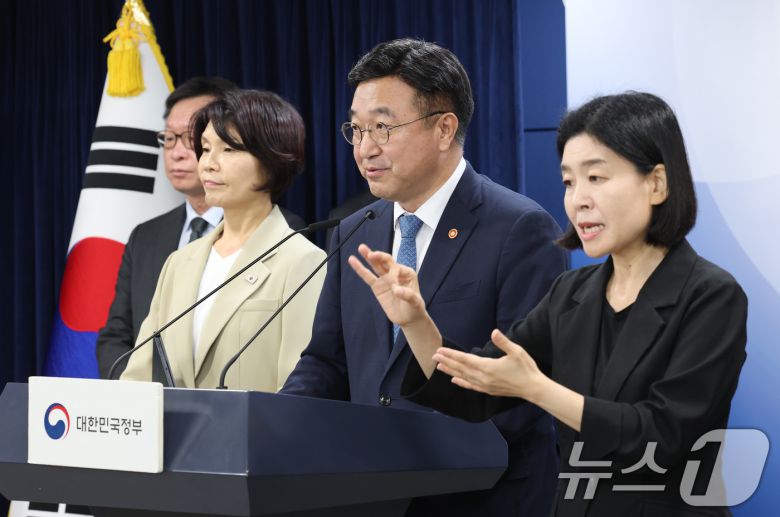 윤호중 행정안전부 장관과 한정애 더불어민주당 정책위의장이 7일 서울 종로구 정부서울청사에서 제3차 고위당정협의회 결과 브리핑을 하고 있다. 2025.9.7/뉴스1 ⓒ News1 임세영 기자