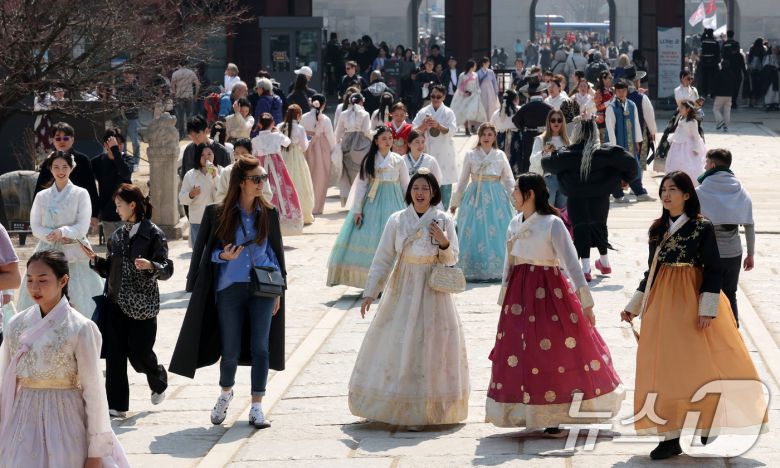 21일 서울 종로구 경복궁이 중국을 비롯한 외국인 관광객들로 붐비고 있다. 정부가 오는 3분기부터 중국 단체관광객(유커)의 무비자 입국을 한시적으로 허용할 계획이다. 2018년 평창 동계올림픽 당시 올림픽과 패럴림픽 동안 제한적으로 중국인에게 무비자 입국을 허용한 바 있으며 대대적으로 면제하는 건 이번이 처음이다. 2025.3.21/뉴스1 ⓒ News1 박세연 기