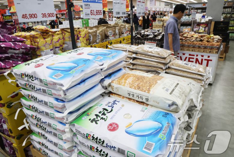 정부가 쌀 소비자 가격이 급등하자 오는 11일 부터 20kg당 쌀값 할인액을 5천 원으로 확대한다. 서울의 한 대형마트 쌀 판매대 모습. 2025.9.5/뉴스1 ⓒ News1 이광호 기자