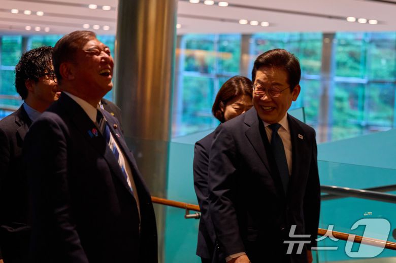 이재명 대통령과 이시바 시게루 일본 총리가 지난달 23일 일본 도쿄 총리 관저에서 회담을 갖기 위해 발걸음을 옮기고 있다. (이재명 대통령 SNS. 재판매 및 DB금지)