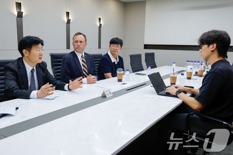 이영기 위더피플 법률사무소 외국변호사(왼쪽부터), 크리스토퍼 렙속(Christopher L. Lebsock) 하우스펠드 로펌 선임파트너 변호사, 이병진 팡스카이 대표이사가 4일 서울 서대문구 위더피플 법률사무소에서 구글·애플 상대 인앱 결제 수수료 소송 관련 뉴스1과 인터뷰를 하고 있다. 2025.9.4/뉴스1 ⓒ News1 안은나 기자