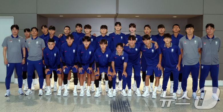 2025 FIFA 20세 이하 (U-20) 월드컵 대표팀이 8일 오후 인천공항에서 출국에 앞서 기념촬영을 하고 있다. B조에 편성된 대표팀은 한국 시간으로 28일 우크라이나, 10월1일 파라과이, 4일 파나마와 차례로 맞붙는다. ⓒ News1 김명섭 기자