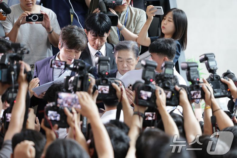 김형석 독립기념관장이 8일 서울 여의도 국회에서 기자회견을 마친 후 퇴진을 요구하는 시민단체 회원들의 항의에 막혀 있다. 2025.9.8/뉴스1 ⓒ News1 신웅수 기자