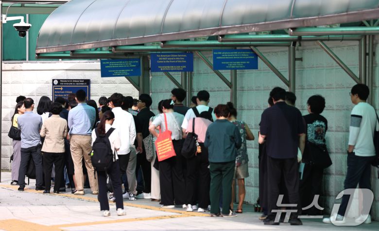 '조지아 구금 사태'에 미국 비자 문제가 수면 위로 드러난 가운데, 8일 오전 서울 종로구 주한 미국대사관 앞에서 시민들이 미국 비자를 발급받기 위해 줄을 서고 있다. 2025.9.8/뉴스1 ⓒ News1 구윤성 기자