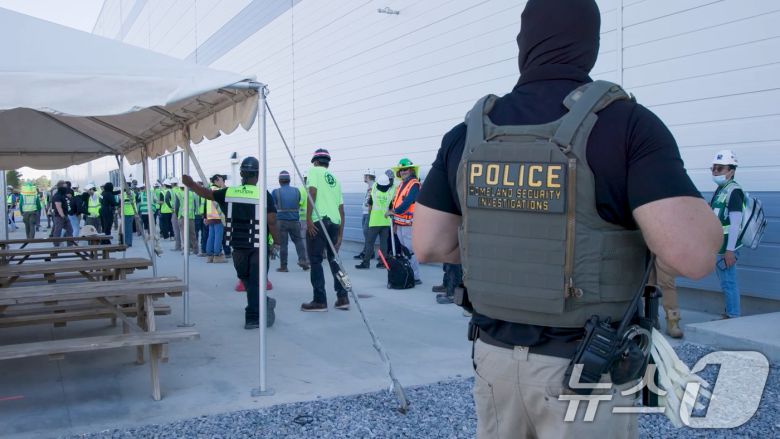 미국 이민세관단속국 ICE(U.S. Immigration and Customs Enforcement)가 지난 6일 조지아주 내 현대자동차그룹과 LG에너지솔루션 합작 배터리 공장 건설 현장의 한국인 직원 300여 명을 기습 단속·구금하는 사진을 공개했다. (ICE 홈페이지. 재판매 및 DB금지) 2025.9.6/뉴스1