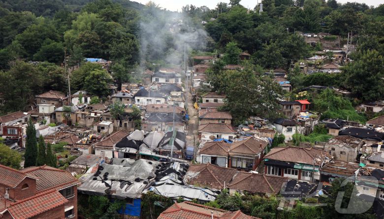 오세훈 서울시장이 9일 오전 서울 마지막 판자촌인 노원구 백사마을 철거 현장을 찾아 재개발 상황을 점검했다. 서울시는 분양·임대를 구분하지 않는 소셜믹스 방식으로 26개 동, 3천178세대 규모의 공동주택을 조성해 사회통합의 상징 공간으로 만들 계획이다. 사진은 이날 오전 노원구 백사마을 철거 현장의 모습. 2025.9.9/뉴스1 ⓒ News1 김진환 기자
