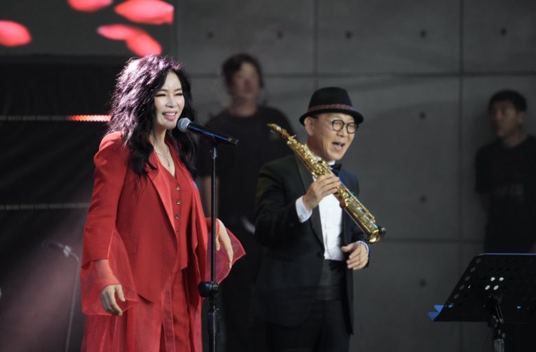 '아포페' 1회차 공연에서 무대에 오른 재즈 보컬리스트 웅산(아르코 제공)