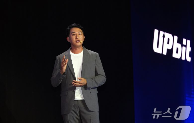 오경석 두나무 대표가 9일 서울 강남구 그랜드 인터컨티넨탈 파르나스에서 열린 '업비트 D 콘퍼런스(UDC)'에서 발표하고 있다. (두나무 제공) 2025.9.9.뉴스1/
