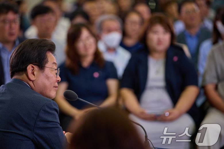 이재명 대통령이 지난 4일 대전 유성구 대전컨벤션센터에서 열린 ‘충청에서 듣다, 충청 타운홀 미팅’에서 참석자의 질문을 경청하고 있다. (이재명 대통령 SNS. 재판매 및 DB 금지) 2025.7.5/뉴스1 ⓒ News1 허경 기자