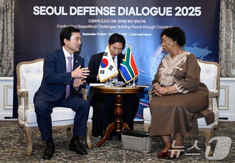 안규백 국방부 장관이 9일 방한 중인 앤지 모체카 남아공 국방·보훈부 장관과 국방장관회담을 나누고 있다. (국방부 제공. 재판매 및 DB 금지) 2025.9.9/뉴스1