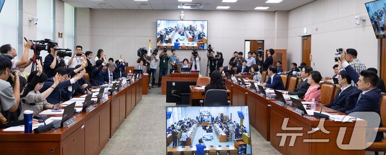 10일 서울 여의도 국회에서 열린 제429회국회(정기회) 법제사법위원회 제3차 전체회의에서 검찰개혁 입법청문회 관련 거수 투표가 진행되고 있다. 2025.9.10/뉴스1 ⓒ News1 이승배 기자