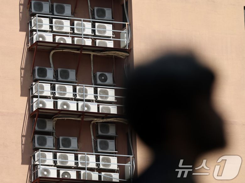 서울 시내 한 건물에 에어컨 실외기가 작동하고 있다. /뉴스1 ⓒ News1 황기선 기자