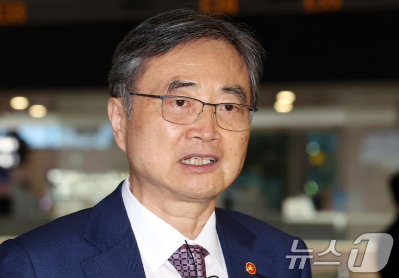 조현 외교부 장관이 지난 8일 오후 인천공항에서 미국 이민 당국의 한국인 노동자 구금 관련 협의를 위해 미국 워싱턴 D.C로 출국 하고 있다. 2025.9.8/뉴스1 ⓒ News1 김명섭 기자