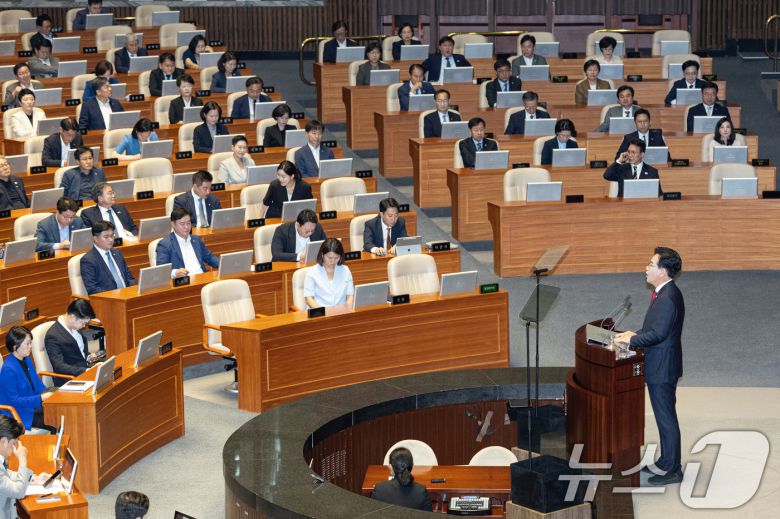 송언석 국민의힘 원내대표가 10일 오전 서울 여의도 국회에서 열린 제429회국회(정기회) 제3차 본회의에서 국정에 관한 교섭단체 대표연설을 하고 있다. ⓒ News1 이승배 기자