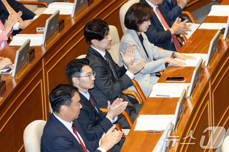 10일 서울 여의도 국회에서 열린 제429회 국회(정기회) 제3차 본회의에서 국민의힘 의원들이 송언석 원내대표의 교섭단체 대표연설을 들으며 박수치고 있다. ⓒ News1 이승배 기자