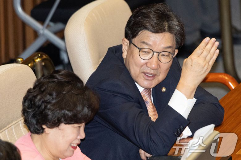 권성동 국민의힘 의원이 10일 서울 여의도 국회에서 열린 제429회 국회(정기회) 제3차 본회의에서 의원들과 대화하고 있다. ⓒ News1 이승배 기자