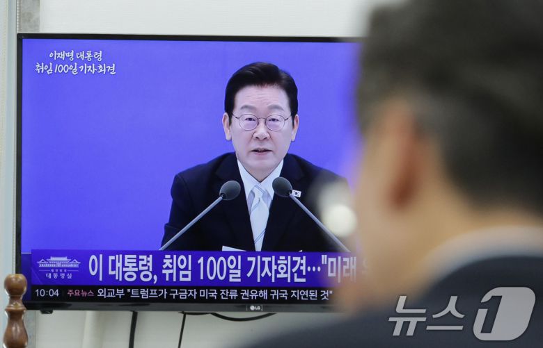 11일 서울 여의도 국회에서 더불어민주당 당직자들이 이재명 대통령의 취임 100일 기자회견 생중계를 지켜보고 있다. 2025.9.11/뉴스1 ⓒ News1 신웅수 기자