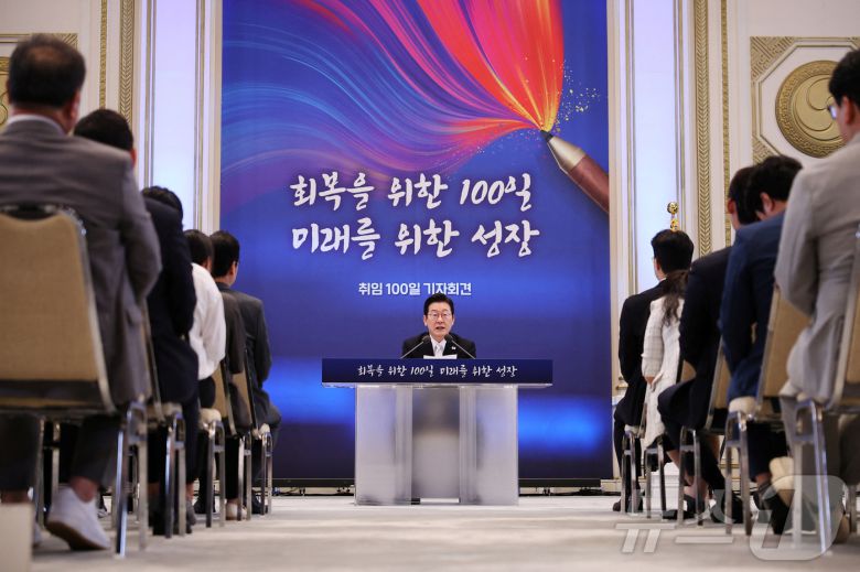 이재명 대통령이 11일 청와대 영빈관에서 '회복을 위한 100일, 미래를 위한 성장'을 주제로 열린 취임 100일 기자회견에서 기자들의 질문에 답변하고 있다. ⓒ 로이터=뉴스1