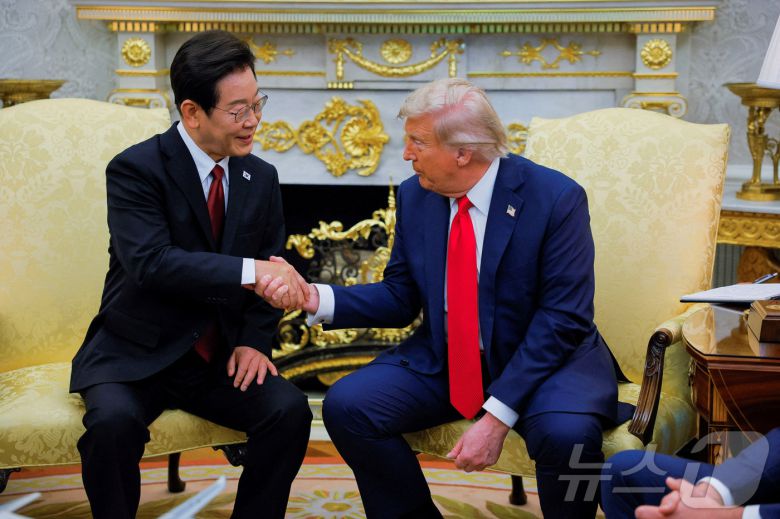 이재명 대통령이 25일(현지시간) 미국 워싱턴 백악관에서 도널드 트럼프 대통령과 한미 정상회담을 하고 있다. ⓒ 로이터=뉴스1 ⓒ News1 신웅수 기자