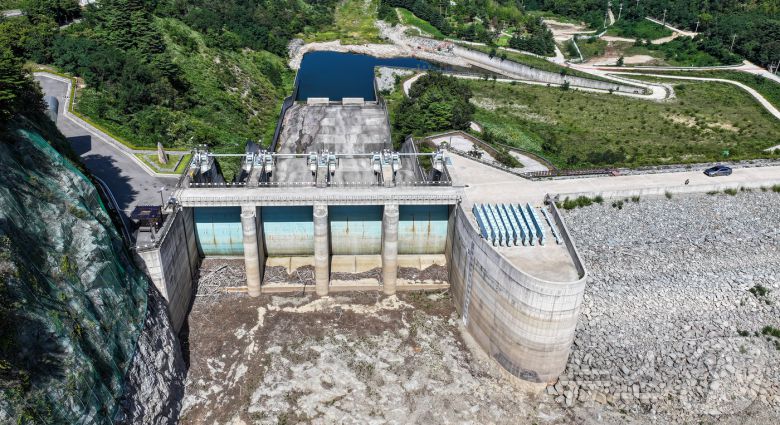 10일 오후 강원 강릉시 오봉저수지가 바짝 말라붙어 바닥을 드러내고 있다. 최악의 가뭄 사태를 맞고 있는 강릉지역의 지역 식수 87%를 담당하는 오봉저수지의 저수율은 이날 오전 9시 기준 12.0%로(평년 70.9%) 전날 동시간 대 확인된 저수율 12.3%보다 0.3%p 더 낮은 수치다. 2025.9.10/뉴스1 ⓒ News1 김진환 기자