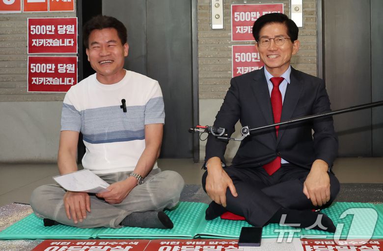 전한길 씨가 지난 8월 18일 오후 서울 여의도 국민의힘 중앙당사를 찾아 특검의 국민의힘 압수수색 저지 농성 중인 김문수 당대표 후보와 만나 입장을 밝히고 있다. 전 씨는 이 자리에서 장동혁 후보 지지와 관련된 보도에 대해 오해라는 입장을 밝혔다. 2025.8.18/뉴스1 ⓒ News1 장수영 기자