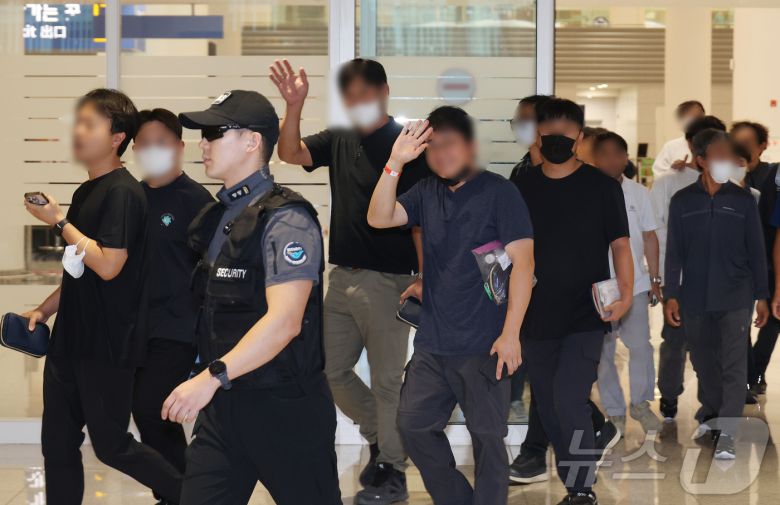 미국 이민당국에 의해 조지아주에 구금됐던 한국인 근로자들이 12일 인천국제공항 제2여객터미널 입국장을 나서고 있다. (공동취재) 2025.9.12/뉴스1 ⓒ News1 박지혜 기자