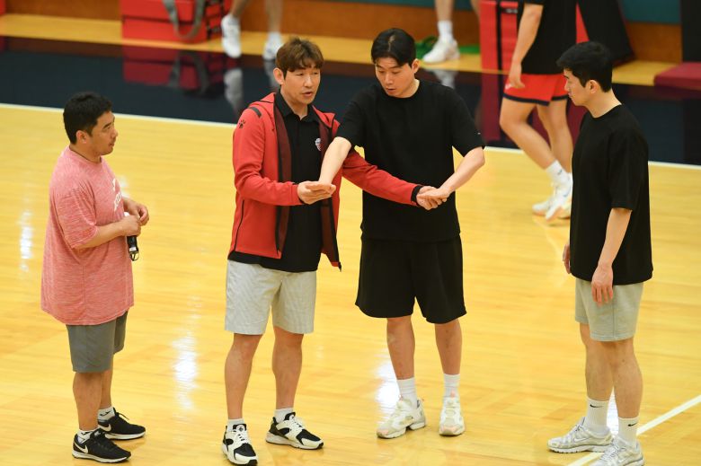 양동근(가운데) 현대모비스 감독이 훈련을 지휘하고 있다.(KBL 제공)