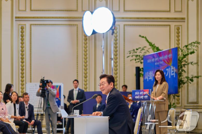 이재명 대통령이 지난 11일 청와대 영빈관에서 '회복을 위한 100일, 미래를 위한 성장'을 주제로 열린 취임 100일 기자회견에서 기자들의 질문에 답변하고 있다. (이재명 대통령 SNS. 재판매 및 DB 금지) 2025.9.12/뉴스1 ⓒ News1 허경 기자