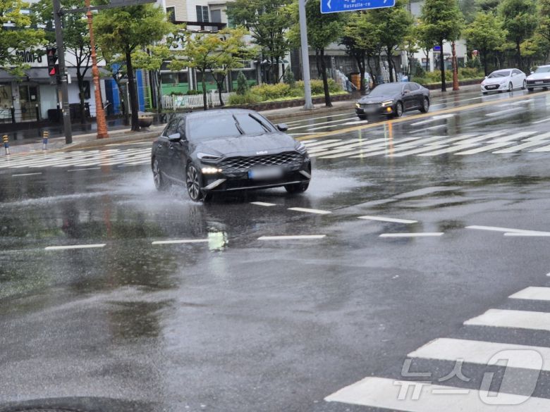 극심한 가뭄을 겪고 있는 강원 강릉지역에 많은 비가 내린 13일 오전 교1동 사거리 도로에서 차량이 도로 위로 물보라를 일으키며 지나가고 있다. 2025.9.13/뉴스1 ⓒ News1 윤왕근 기자