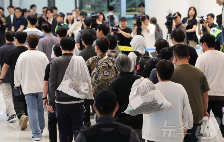 미국 이민당국에 의해 체포됐던 한국인 근로자가 12일 인천국제공항 제2여객터미널을 통해 귀국하고 있다. (공동취재)2025.9.12/뉴스1 ⓒ News1 박지혜 기자