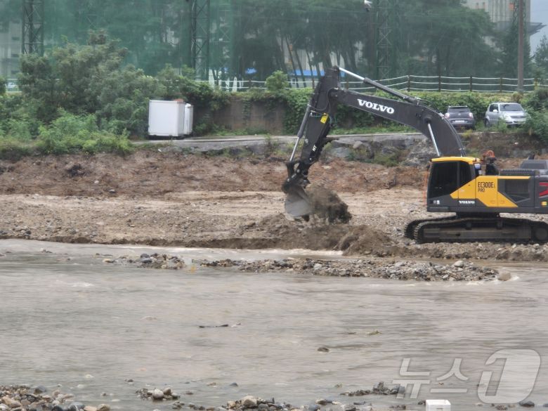 극심한 가뭄을 겪고 있는 강원 강릉지역에 많은 비가 내린 13일 오전 홍제동 남대천 임시취수장에 물이 불어난 모습. 2025.9.13/뉴스1 ⓒ News1 윤왕근 기자