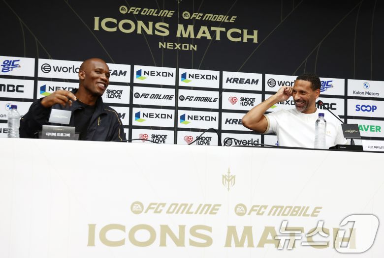 13일 오후 서울 마포구 서울월드컵경기장에서 열린 '2025 아이콘매치: 창의 귀환, 반격의 시작' 미디어데이에서 FC 스피어 주장 디디에 드로그바(왼쪽)와 실드 유나이티드 주장 리오 퍼디난드가 대화하고 있다. 2025.9.13/뉴스1 ⓒ News1 김민지 기자