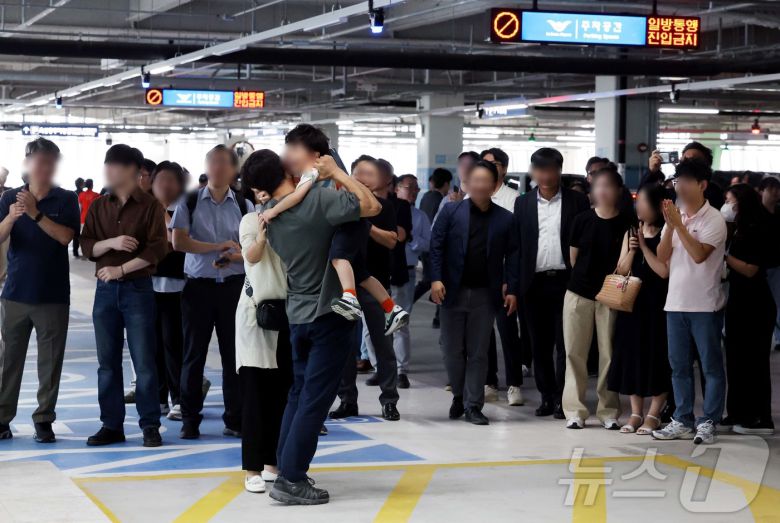 미국 이민당국에 의해 조지아주에 구금됐던 한국인 근로자들이 지난 12일 인천국제공항 제2여객터미널을 통해 귀국한 뒤 가족들과 기뻐하고 있다. (공동취재) 2025.9.12/뉴스1 ⓒ News1 박지혜 기자