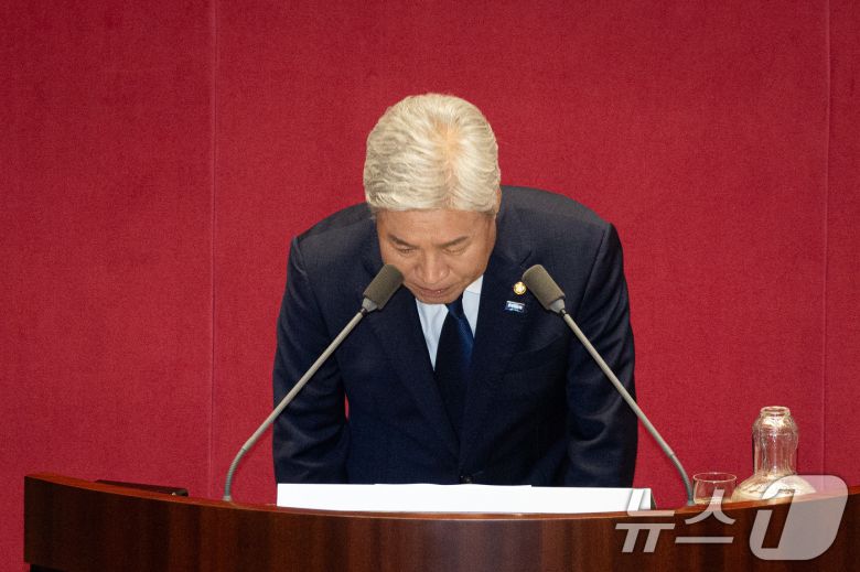 서왕진 조국혁신당 원내대표가 15일 서울 여의도 국회에서 열린 제429회 국회(정기회) 제2차 본회의에서 비교섭단체 대표 발언에 앞서 당내 성비위 사건과 관련 사과하며 고개를 숙이고 있다. 2025.9.15/뉴스1 ⓒ News1 유승관 기자