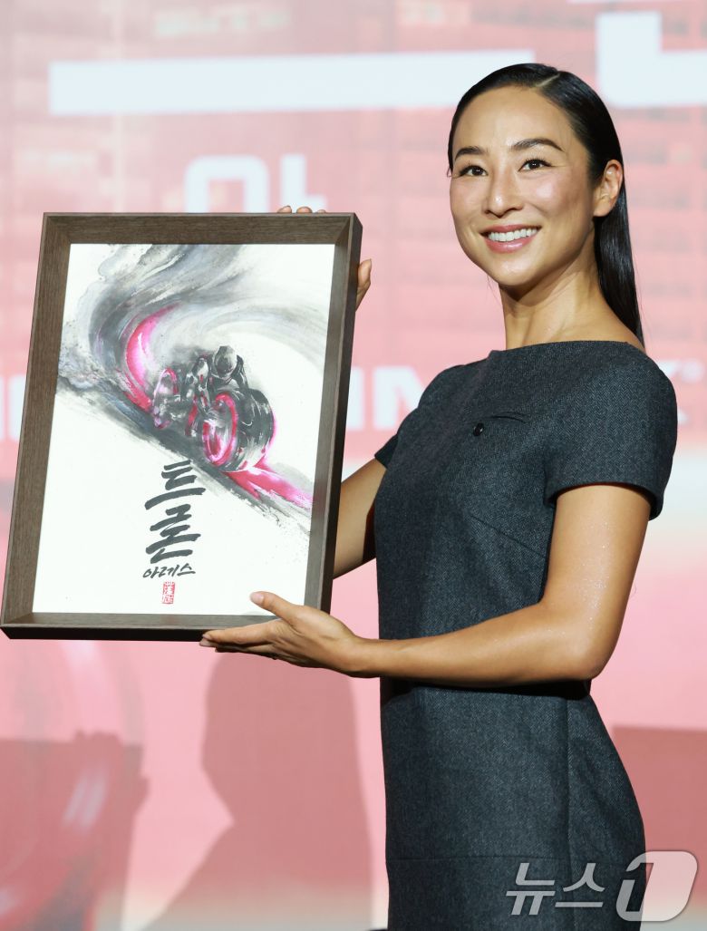 배우 그레타 리가 15일 오전 서울 용산구 CGV용산아이파크몰에서 열린 영화 '트론: 아레스'(감독 요아킴 뢰닝) 내한 기자간담회에 참석해 특별한 수묵화 선물을 받고 미소짓고 있다. '트론: 아레스'는 가상 세계에서 현실 세계로 넘어온 고도 지능 AI 병기 아레스의 등장으로 시작되는 통제 불가의 위기를 그린 압도적 비주얼 액션 블록버스터다. 2025.9.15/뉴스1 ⓒ News1 권현진 기자