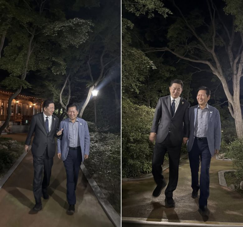 정청래 더불어민주당 대표가 15일 SNS에 게재한 김병기 원내대표와의 사진. 전날(14일) 총리공관에서 열린 당정대 만찬에서 촬영된 것으로, 두 사람이 웃으며 걷는 모습이 담겼다. (정청래 대표 페이스북 갈무리)