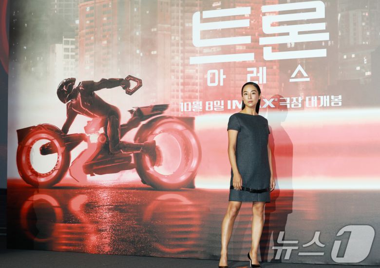 배우 그레타 리가 15일 오전 서울 용산구 CGV용산아이파크몰에서 열린 영화 '트론: 아레스'(감독 요아킴 뢰닝) 내한 기자간담회에 참석해 포즈를 취하고 있다. '트론: 아레스'는 가상 세계에서 현실 세계로 넘어온 고도 지능 AI 병기 아레스의 등장으로 시작되는 통제 불가의 위기를 그린 압도적 비주얼 액션 블록버스터다. 2025.9.15/뉴스1 ⓒ News1 권현진 기자