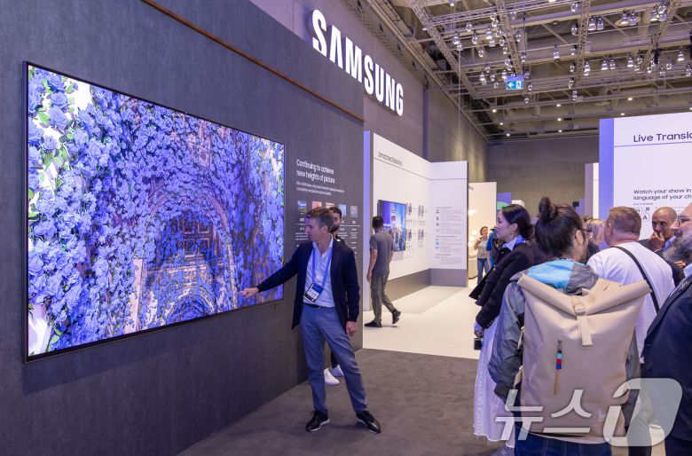 IFA 2025가 열린 독일 베를린 메세 베를린(Messe Berlin)에 마련된 '시티 큐브 베를린(City Cube Berlin)' 삼성전자 전시관에서 관람객들이 115형 마이크로 RGB TV를 살펴보고 있다. (삼성전자 제공. 재판매 및 DB 금지) 2025.9.7/뉴스1