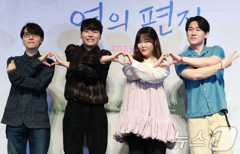 성우 남도형(왼쪽부터)과 김민주, 이수현, 민승우가 15일 서울 송파구 롯데월드시네마에서 열린 애니메이션 영화 '연의 편지'(감독 김용환) 시사회 및 기자간담회에 참석해 포즈를 취하고 있다. '연의 편지'는 책상 서랍에서 우연히 의문의 편지를 발견하게 된 전학생 ‘소리’가 편지 속 힌트로 이어지는 다음 편지들을 찾아가며 벌어지는 이야기를 담았다. 2025.9.15/뉴스1 ⓒ News1 권현진 기자