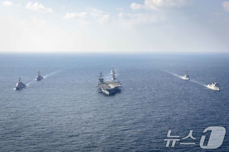 지난해 11월 열린 2차 프리덤 에지 훈련에서  미 항모를 포함한 한미일 함정들이 항해하고 있다. (합동참모본부 제공) 2024.11.14/뉴스1
