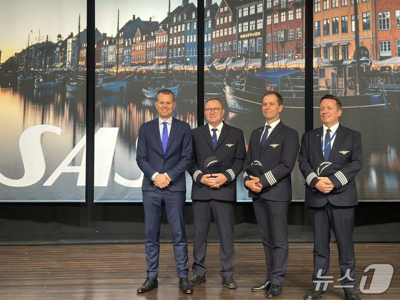 폴 베르하겐 스칸디나비아항공(SAS) 최고상업책임자(CCO)와 SAS 소속 조종사들이 사진 촬영을 하고 있다. 2025.9.15/뉴스1 ⓒ News1 윤슬빈 기자