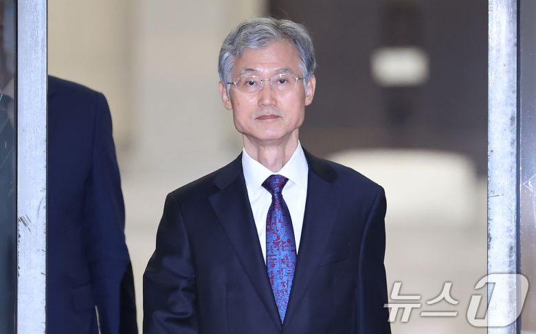 더불어민주당이 조희대 대법원장에 대한 사퇴 공세를 높인 지난 15일 저녁 서울 서초구 대법원에서 조대법원장이 청사를 나서고 있다. 2025.9.15/뉴스1 ⓒ News1 장수영 기자