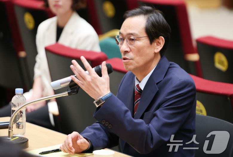 우상호 정무수석이 지난달 21일 서울 용산구 대통령실 청사에서 열린 기자간담회에서 취재진의 질의에 답하고 있다. 2025.8.21/뉴스1 ⓒ News1 허경 기자